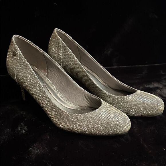 LifeStride Soft Systems Sparkly Silver Heels - Picture 1 of 10